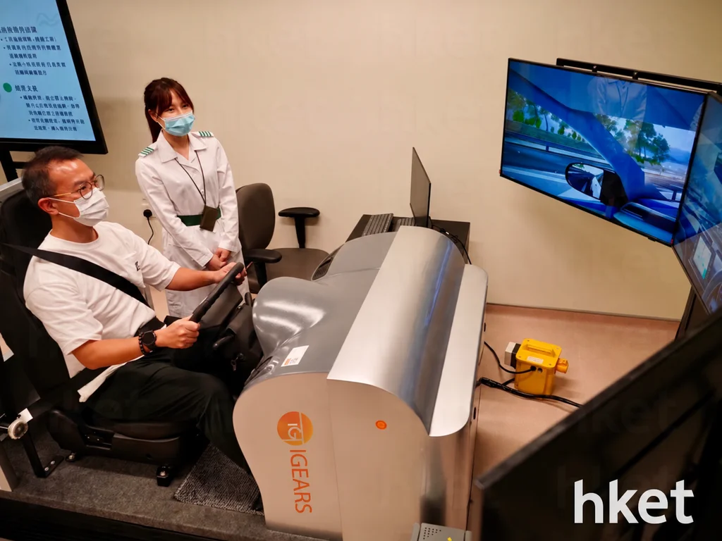 iGears 同事在葵涌医院演示驾驶模拟系统,医护人员在旁;设备外壳标志已改为 iGears。